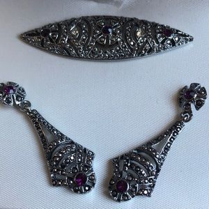 Set of earrings and brooch